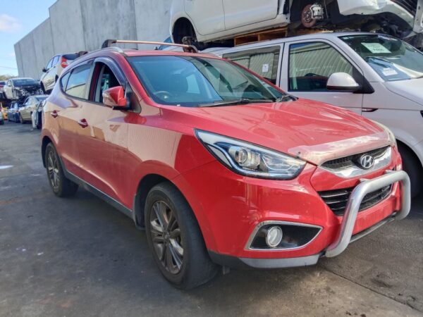 P4913 - Hyundai IX35 2014 Red Wrecking - Image 15