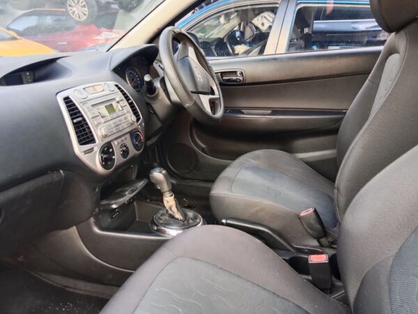 P4915 - Hyundai i20 2011 Silver Wrecking - Image 4