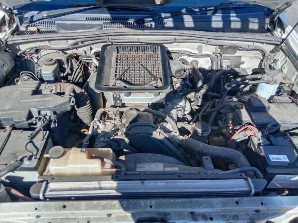 P4917 - Toyota LandCruiser Prado 2005 White Wrecking - Image 2