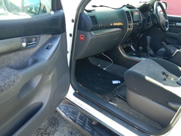 P4917 - Toyota LandCruiser Prado 2005 White Wrecking - Image 4