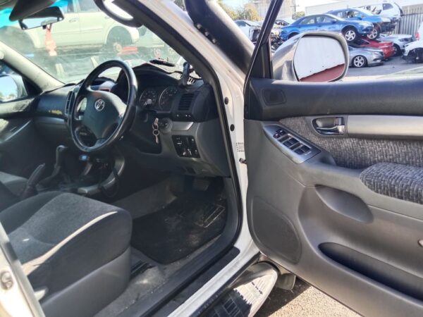 P4917 - Toyota LandCruiser Prado 2005 White Wrecking - Image 7