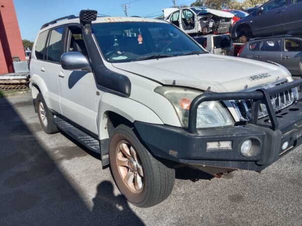 P4917 - Toyota LandCruiser Prado 2005 White Wrecking - Image 12