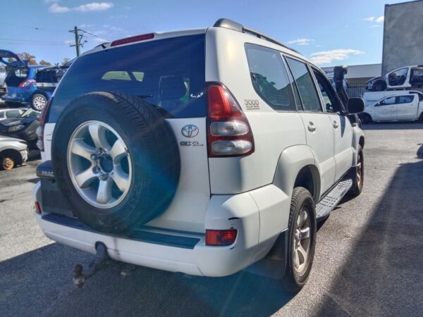 P4917 - Toyota LandCruiser Prado 2005 White Wrecking - Image 13