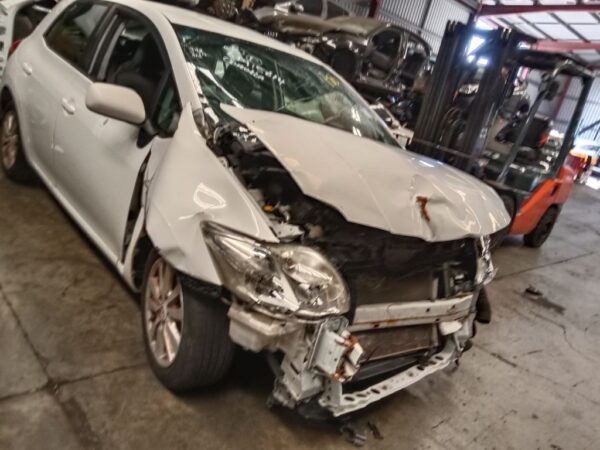 P4928 - Toyota Corolla hatchback 2009 White Wrecking