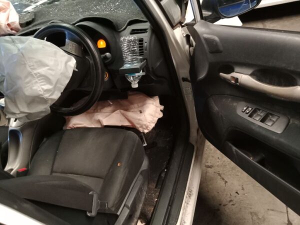 P4928 - Toyota Corolla hatchback 2009 White Wrecking - Image 4