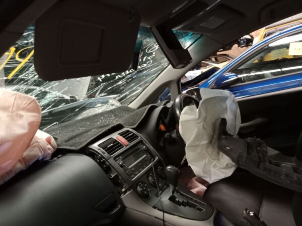 P4928 - Toyota Corolla hatchback 2009 White Wrecking - Image 6