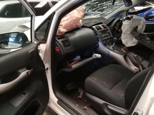P4928 - Toyota Corolla hatchback 2009 White Wrecking - Image 8