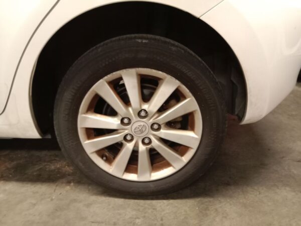 P4928 - Toyota Corolla hatchback 2009 White Wrecking - Image 10