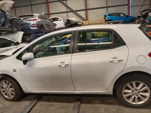 P4928 - Toyota Corolla hatchback 2009 White Wrecking - Image 11