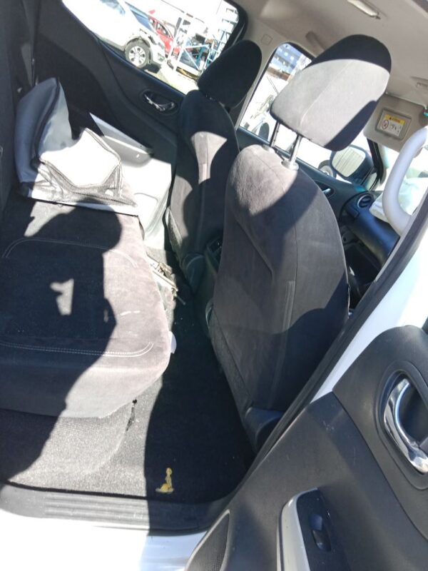 P4930 - Nissan Navara 2016 White Wrecking - Image 3