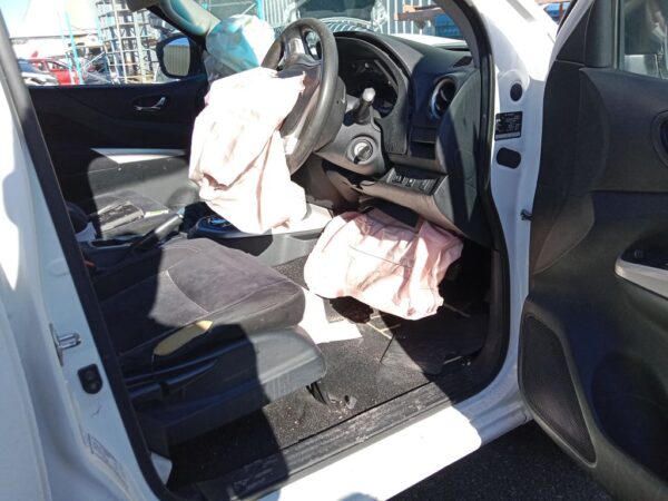P4930 - Nissan Navara 2016 White Wrecking - Image 4