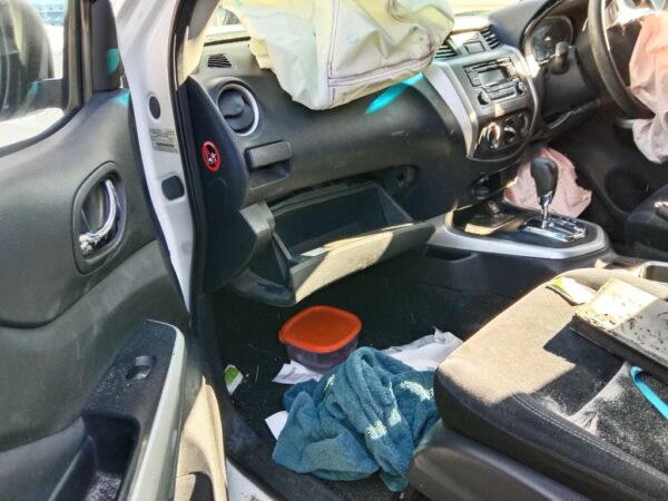 P4930 - Nissan Navara 2016 White Wrecking - Image 10