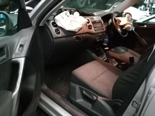 P4936 - Volkswagen Tiguan 2010 Silver Wrecking - Image 3
