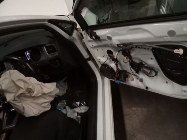 P4937 - Volkswagen golf 2014 White Wrecking - Image 6