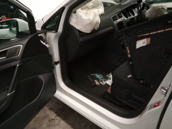 P4937 - Volkswagen golf 2014 White Wrecking - Image 7