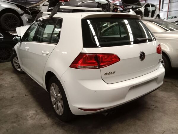 P4937 - Volkswagen golf 2014 White Wrecking - Image 11