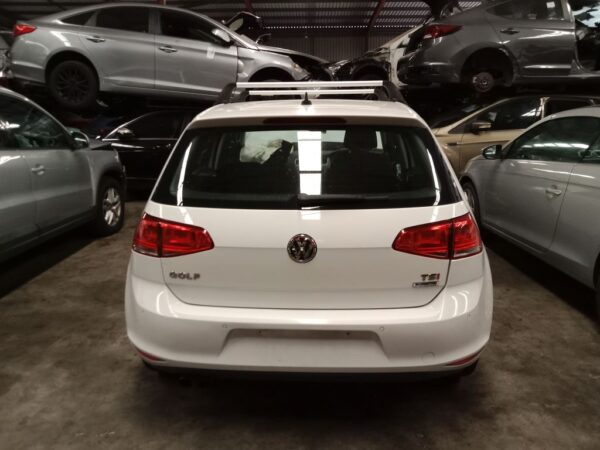 P4937 - Volkswagen golf 2014 White Wrecking - Image 12