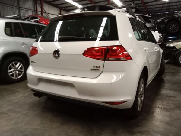 P4937 - Volkswagen golf 2014 White Wrecking - Image 13