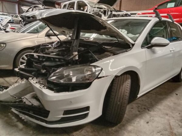 P4937 - Volkswagen golf 2014 White Wrecking - Image 16