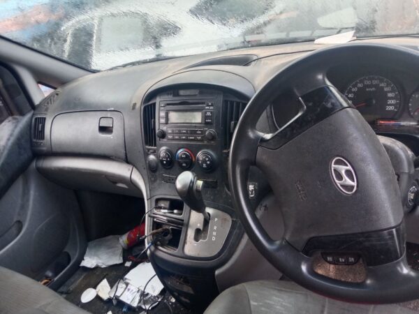 P4939 - Hyundai iload 2009 White Wrecking - Image 2