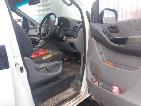 P4939 - Hyundai iload 2009 White Wrecking - Image 4