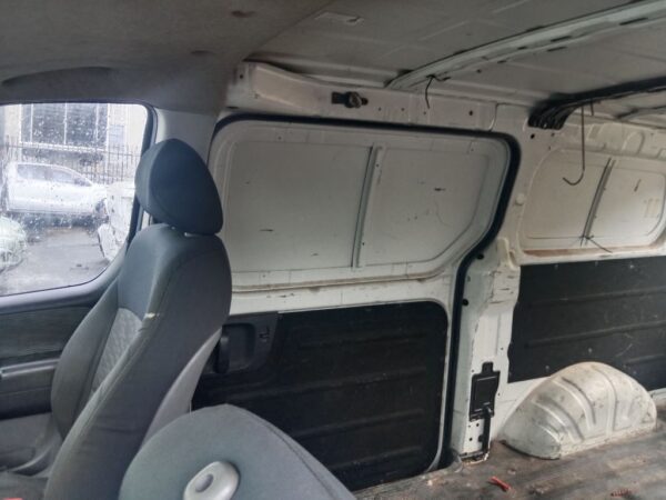 P4939 - Hyundai iload 2009 White Wrecking - Image 6