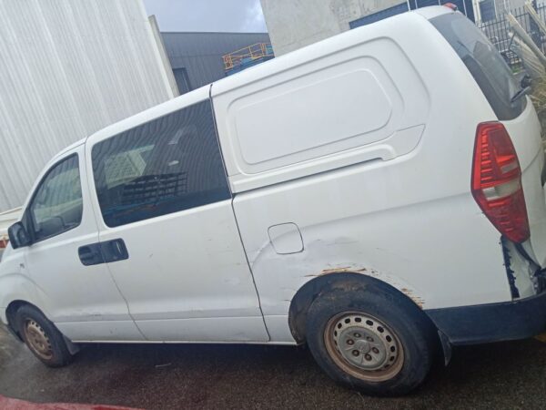 P4939 - Hyundai iload 2009 White Wrecking - Image 9