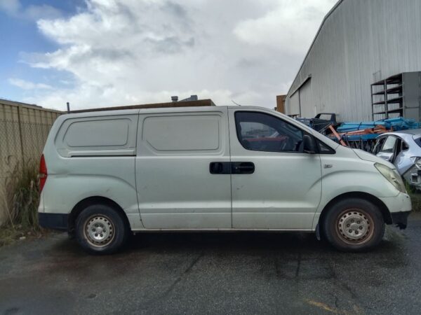 P4939 - Hyundai iload 2009 White Wrecking - Image 15