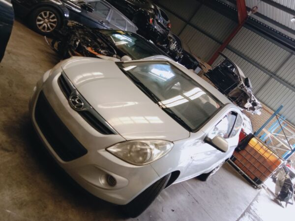 P4948 - Hyundai i20 2012 Silver Wrecking - Image 2