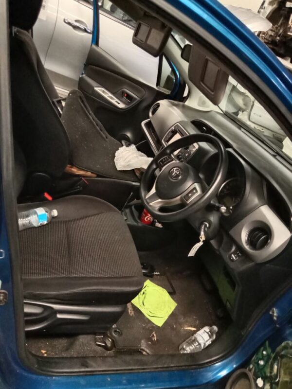 P4953 - Toyota Yaris 2015 Blue Wrecking - Image 2