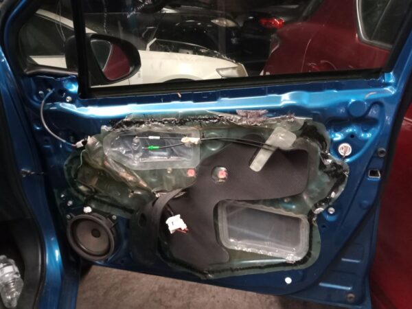 P4953 - Toyota Yaris 2015 Blue Wrecking - Image 5