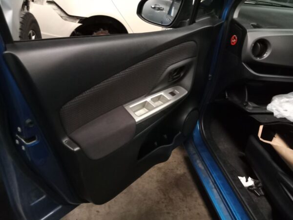 P4953 - Toyota Yaris 2015 Blue Wrecking - Image 7