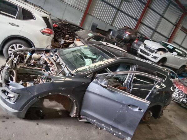 P4956 - Hyundai Santa Fe 2015 Grey Wrecking - Image 2