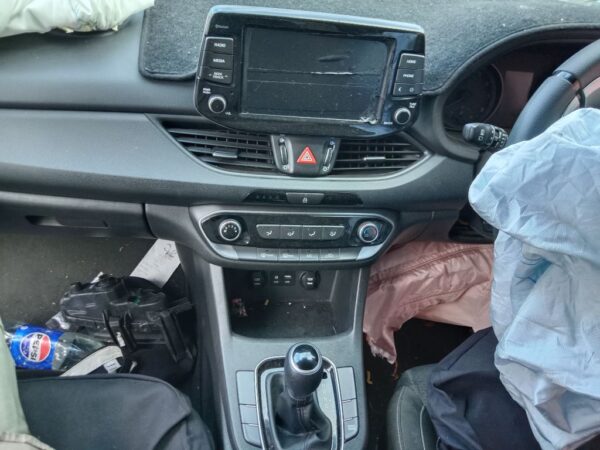 P4957 - Hyundai i30 2018 White Wrecking - Image 2
