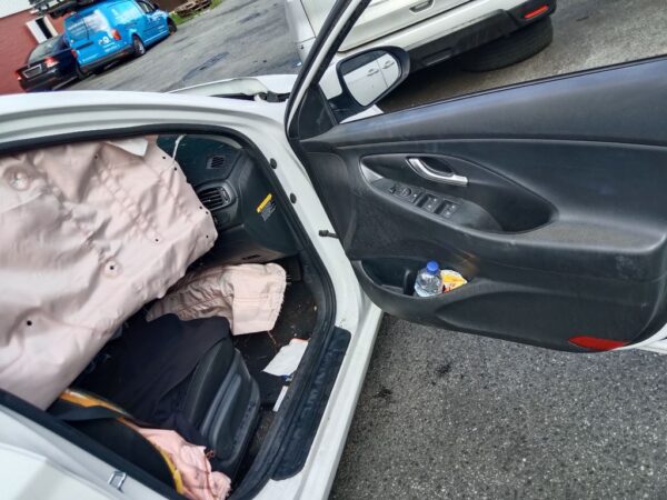 P4957 - Hyundai i30 2018 White Wrecking - Image 4