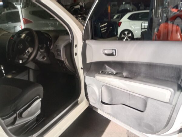 P4973 - Nissan X-Trail 2008 White Wrecking - Image 4