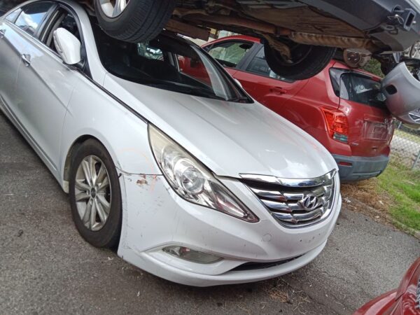 P4979 - Hyundai i45 2011 White Wrecking