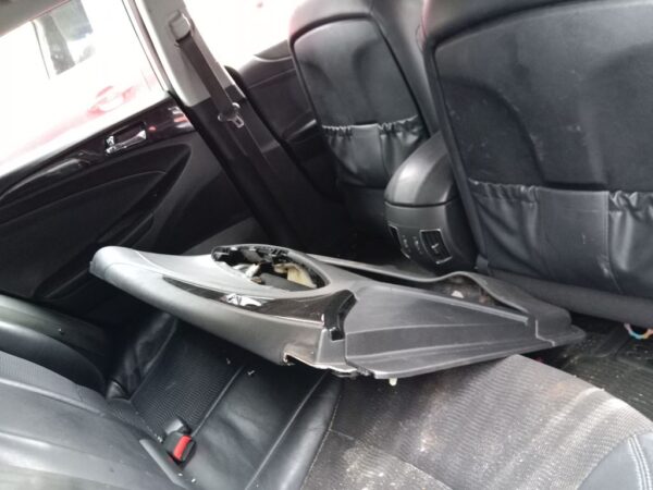 P4979 - Hyundai i45 2011 White Wrecking - Image 3