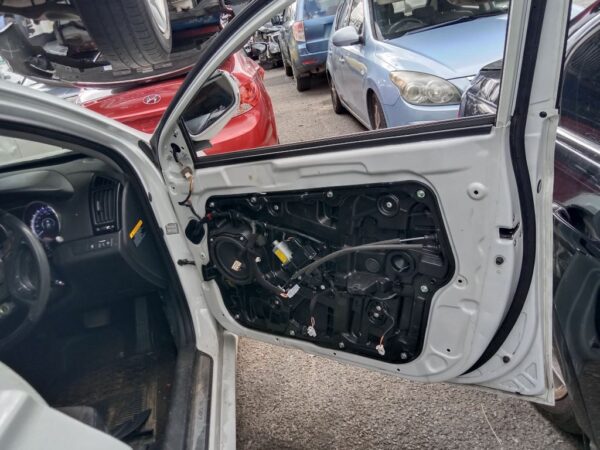 P4979 - Hyundai i45 2011 White Wrecking - Image 6