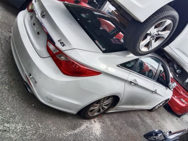 P4979 - Hyundai i45 2011 White Wrecking - Image 7