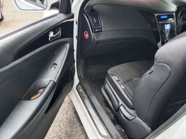 P4979 - Hyundai i45 2011 White Wrecking - Image 8