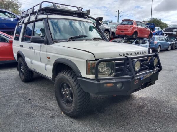P4980 - Land Rover Discovery 2004 White Wrecking