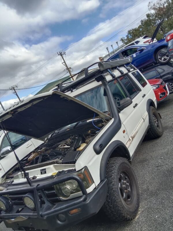 P4980 - Land Rover Discovery 2004 White Wrecking - Image 2