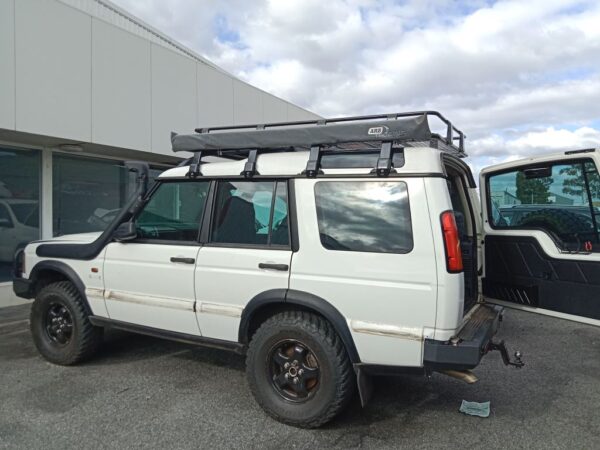 P4980 - Land Rover Discovery 2004 White Wrecking - Image 5