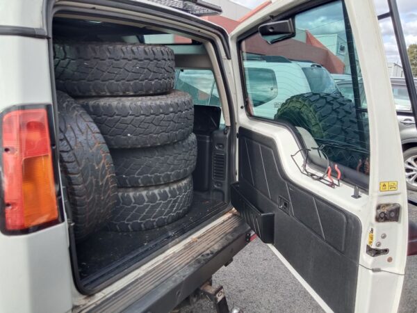 P4980 - Land Rover Discovery 2004 White Wrecking - Image 6