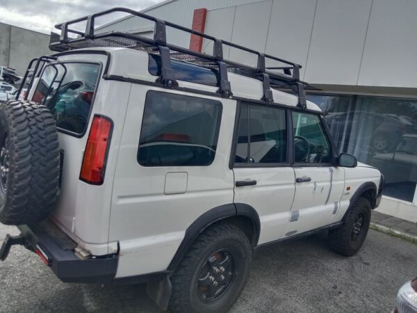 P4980 - Land Rover Discovery 2004 White Wrecking - Image 7