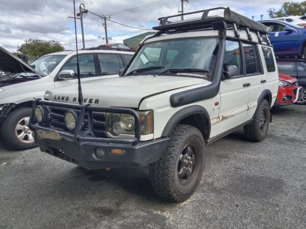 P4980 - Land Rover Discovery 2004 White Wrecking - Image 16
