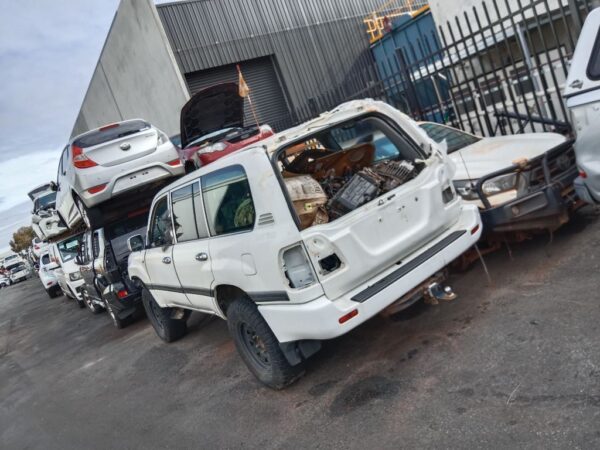 P4983 - Toyota LandCruiser 100 series 2006 White Wrecking - Image 2