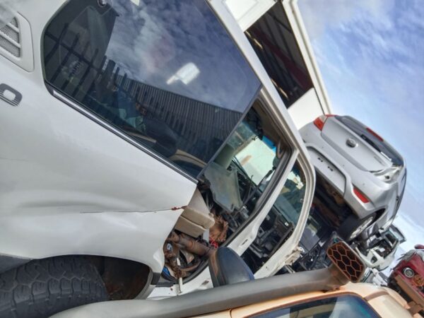 P4983 - Toyota LandCruiser 100 series 2006 White Wrecking - Image 3