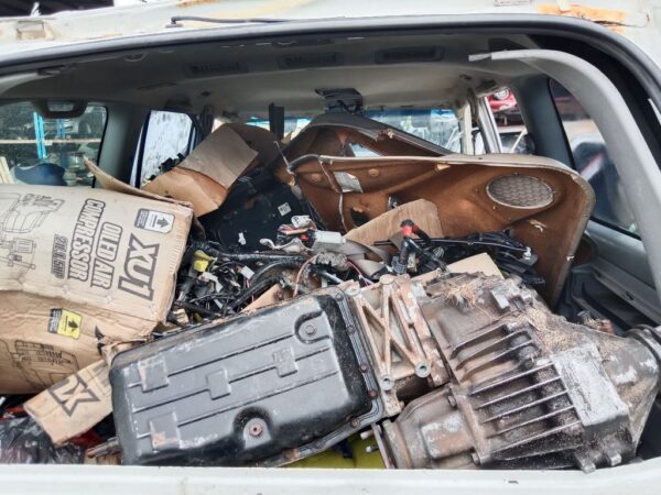 P4983 - Toyota LandCruiser 100 series 2006 White Wrecking - Image 4